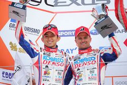 Podium GT500: 2. Heikki Kovalainen und Kohei Hirate, Team Sard