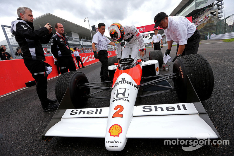 Stoffel Vandoorne,tercer piloto, McLaren F1 Team conduce el 1989 McLaren MP4/5 de  Alain Prost