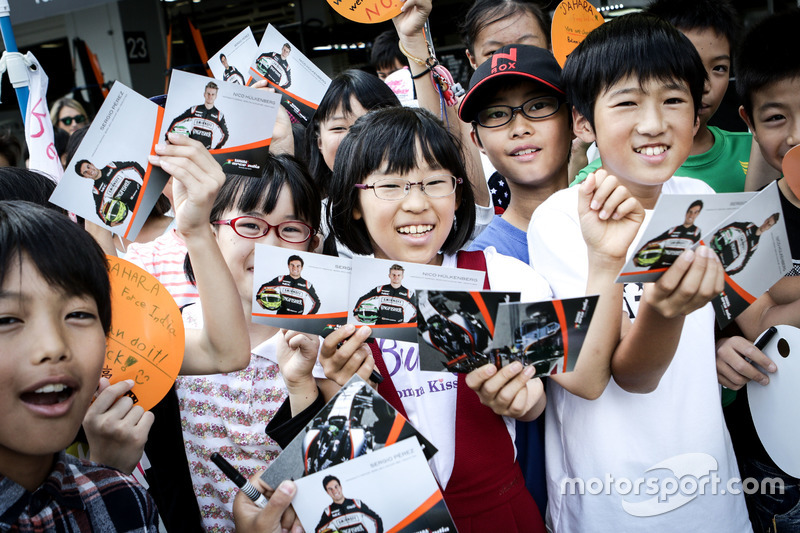 Young Sahara Force India F1 Team fans