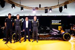 (L nach R): Esteban Ocon, Renault F1 Team Testfahrer mit Jolyon Palmer, Renault F1 Team; Carlos Ghosn, Präsident Renault und Kevin Magnussen, Renault F1 Team