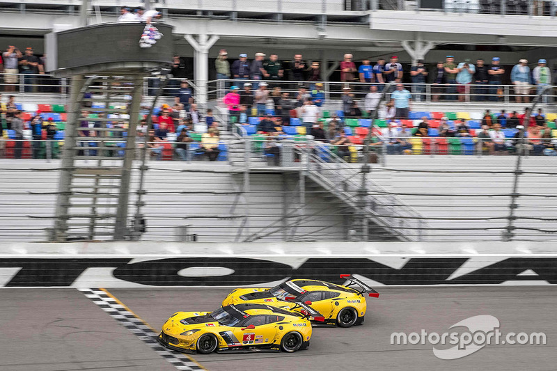 4. Beinahe ein Fotofinisch der beiden Corvette C7 in Daytona.