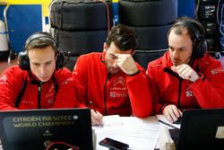 José María López, Citroën World Touring Car team is talking avec ses ingénieurs