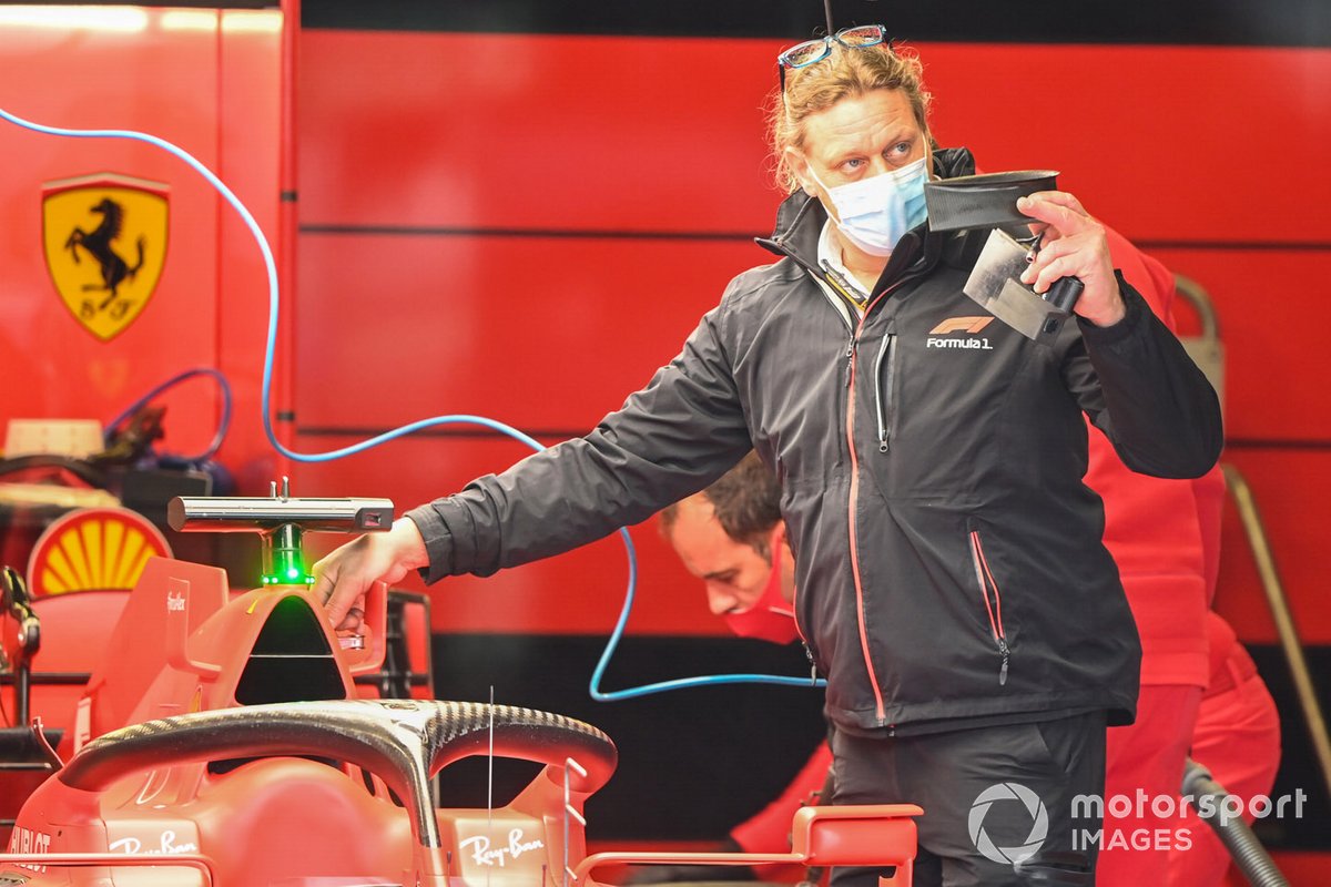 Una miembro de FOM en el garaje de Ferrari