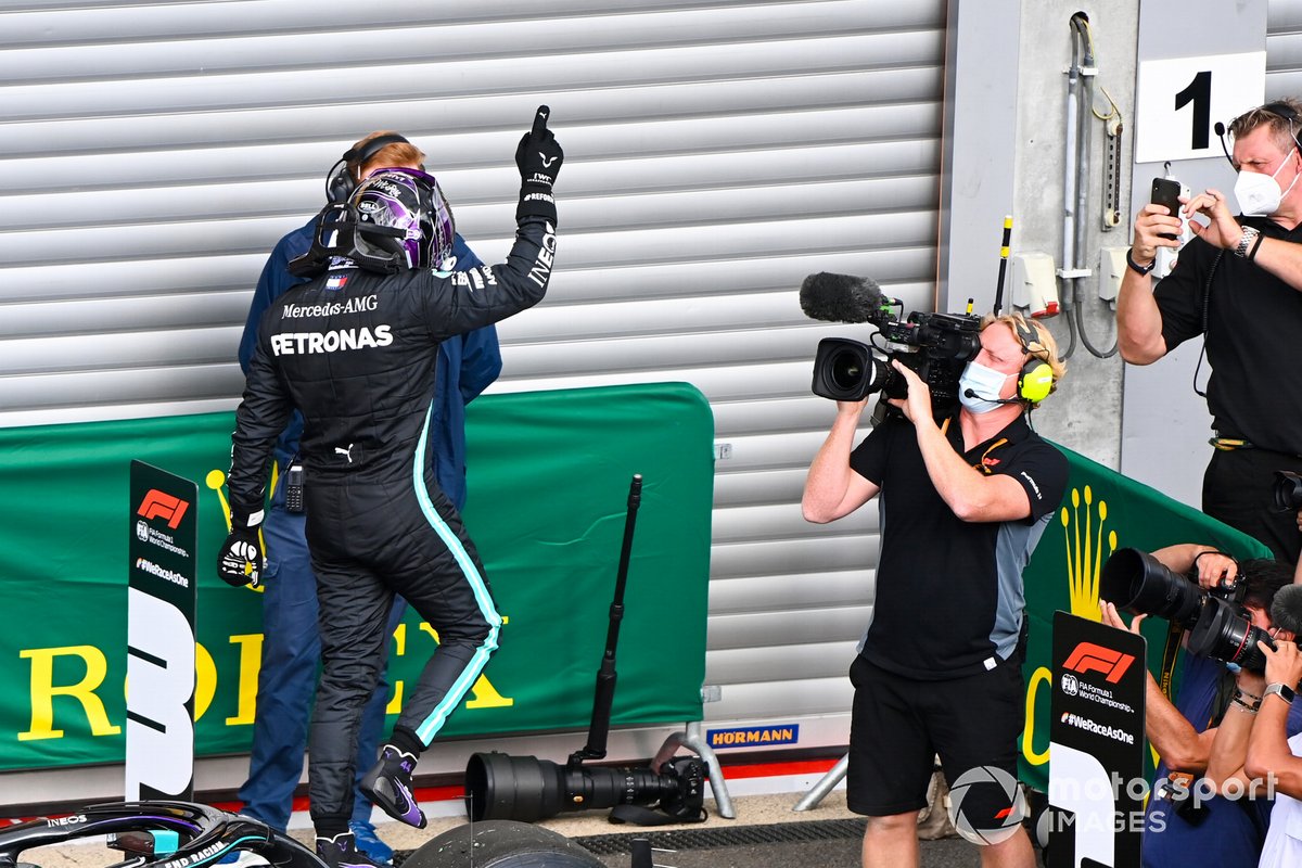 Ganador Lewis Hamilton, Mercedes-AMG F1, celebra en parc ferme