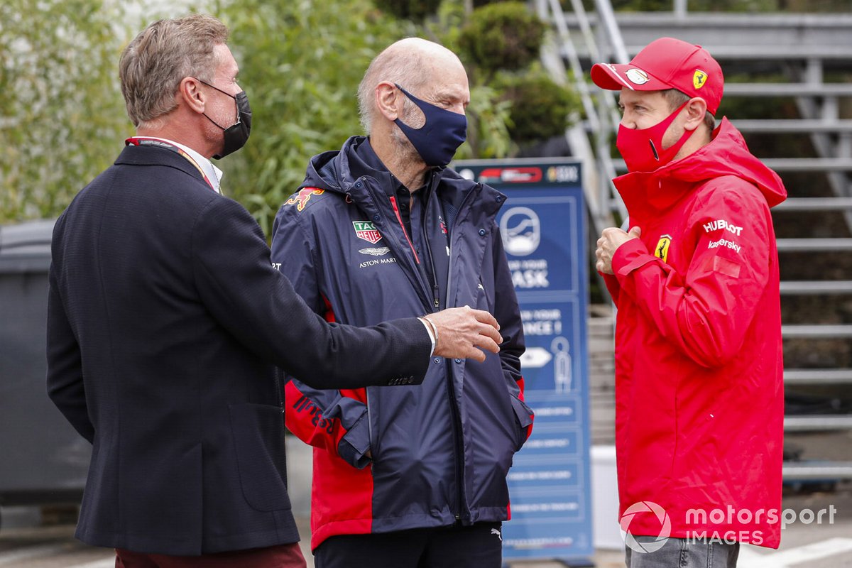 Il presentatore David Coulthard con Adrian Newey, Direttore tecnico, Red Bull Racing, e Sebastian Vettel, Ferrari