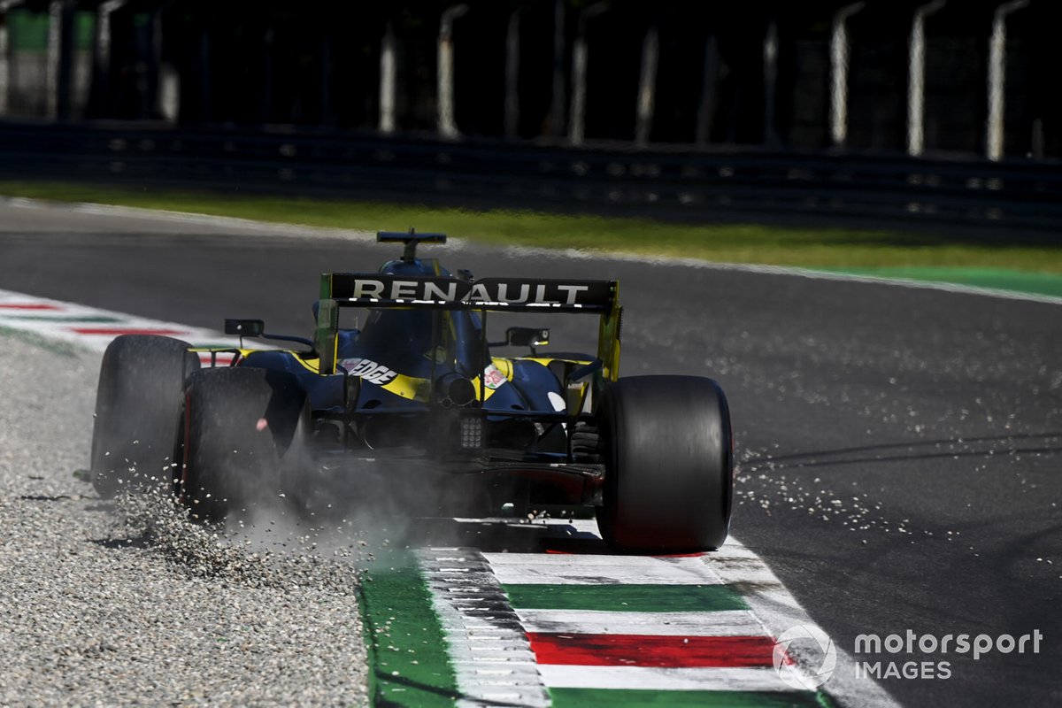 Daniel Ricciardo, Renault F1 Team R.S.20, passa sulla ghiaia