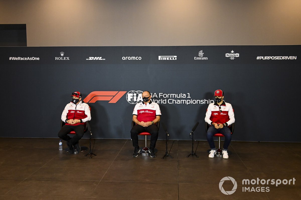 Kimi Raikkonen, Alfa Romeo, Frederic Vasseur, Team Principal, Alfa Romeo Racing, et Antonio Giovinazzi, Alfa Romeo, en conférence de presse