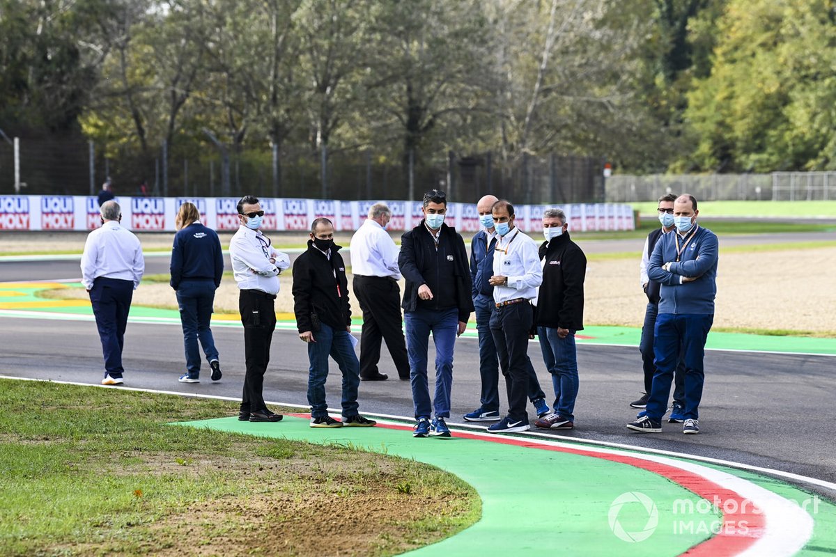 Des officiels FIA inspectent le circuit