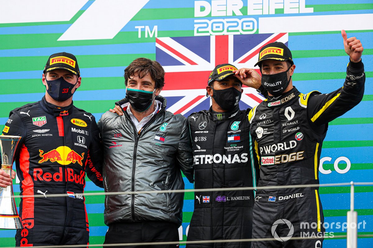 Lewis Hamilton, Mercedes-AMG F1, 1a posizione, Max Verstappen, Red Bull Racing, 2a posizione, e Daniel Ricciardo, Renault F1, 3a posizione, festeggiano sul podio