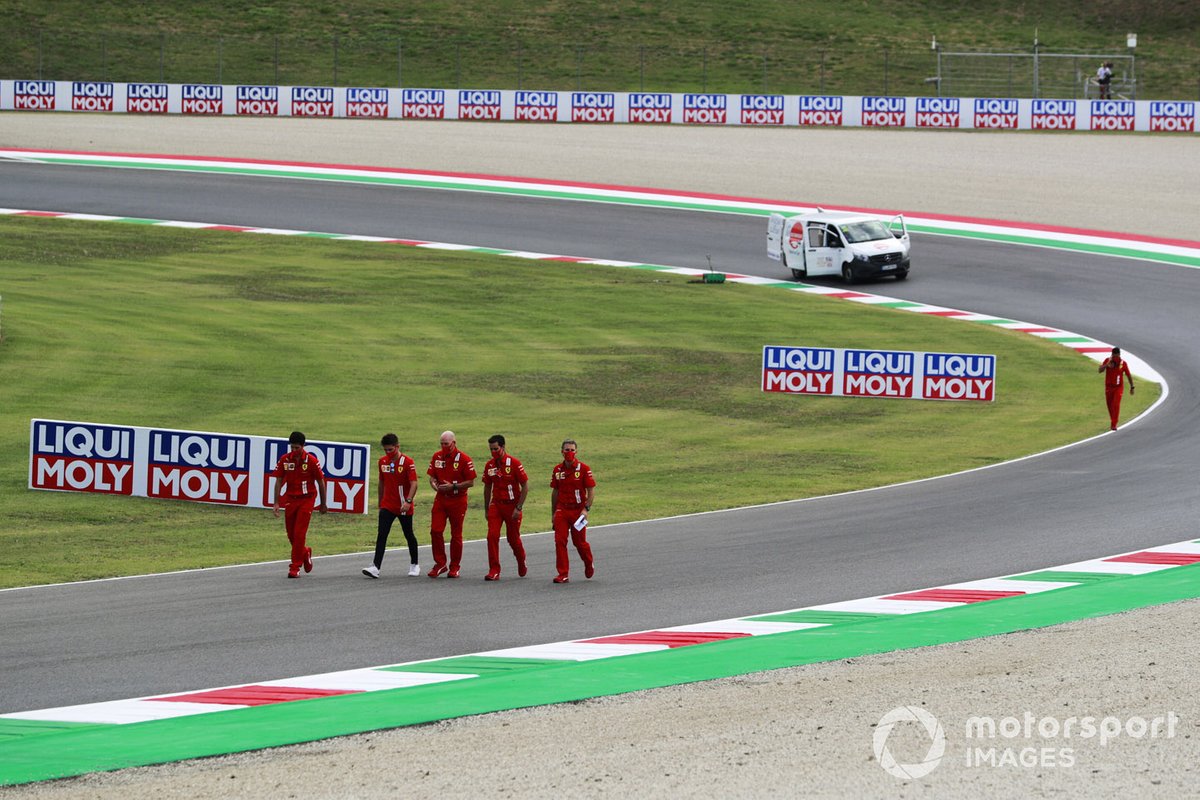 Charles Leclerc, Ferrari, cammina in pista con il team