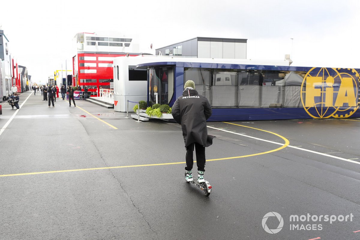 Lewis Hamilton, Mercedes-AMG F1, en un patinete