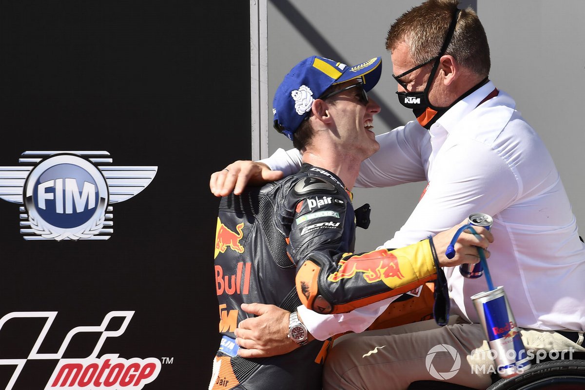 Ganador de la pole Pol Espargaró, Red Bull KTM Factory Racing, Pit Beirer