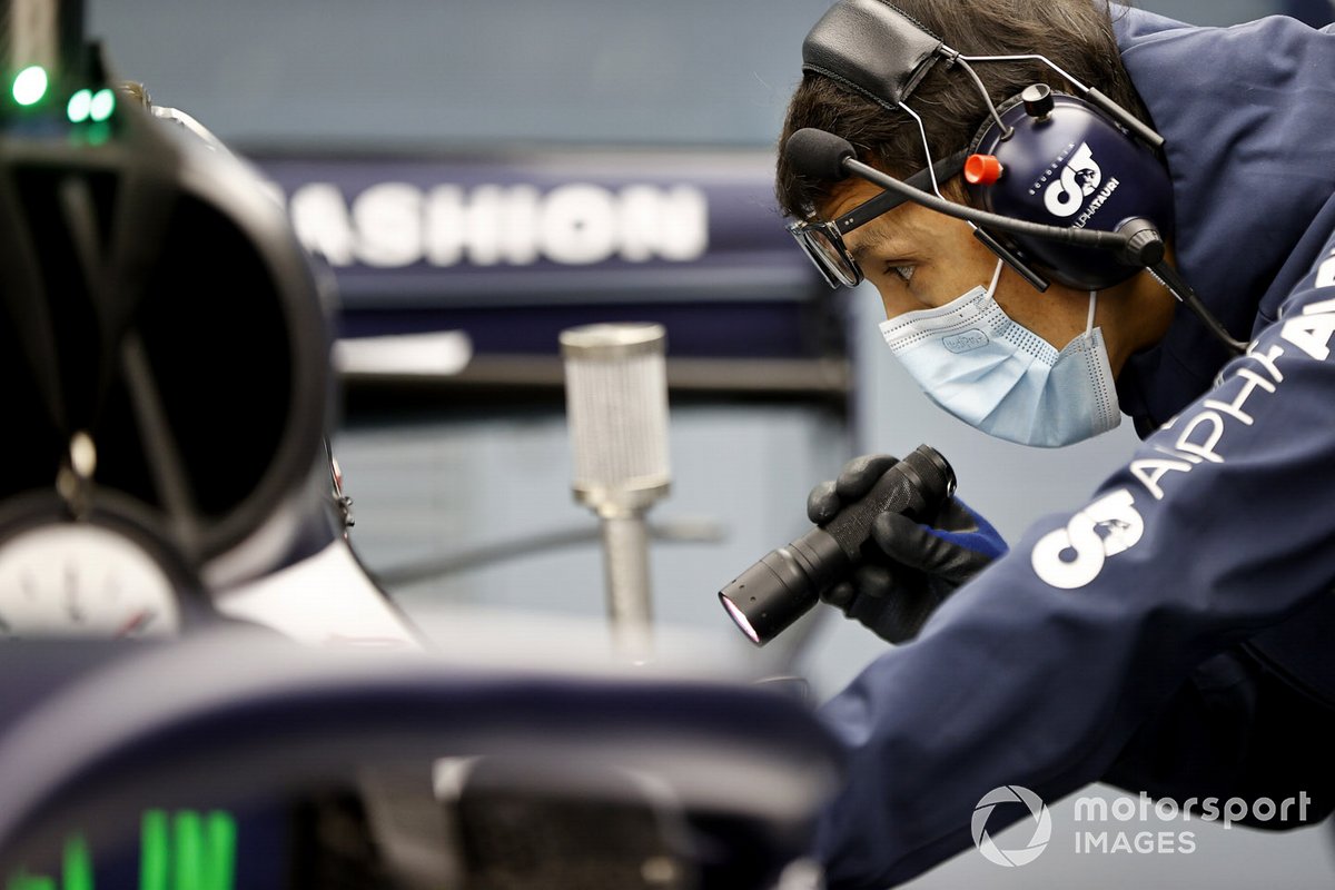 An AlphaTauri engineer works on Yuki Tsunoda, Honda Formula Dream Projects car
