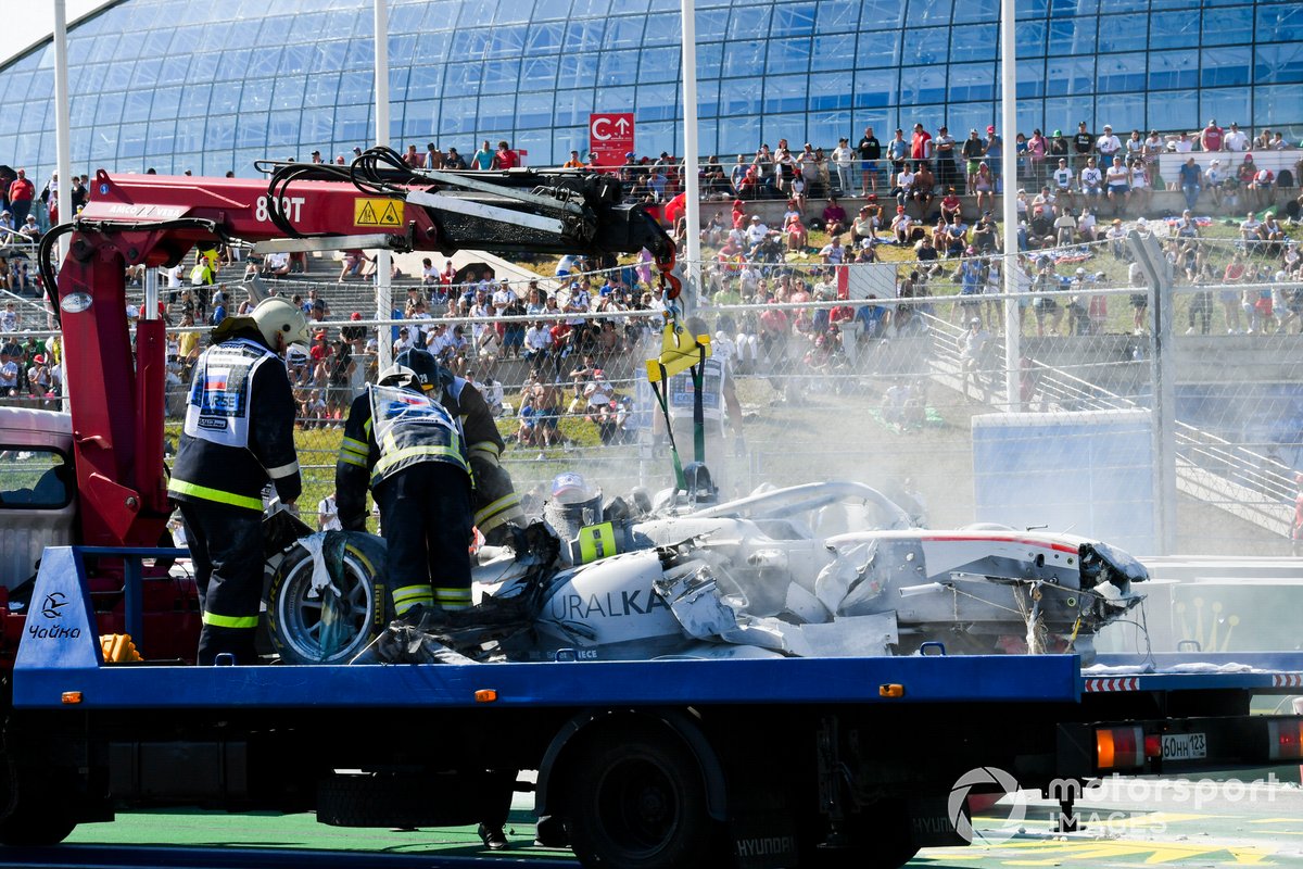 Marshals recover the car of Luca Ghiotto, Hitech Grand Prix after crashing with Jack Aitken, Campos Racing
