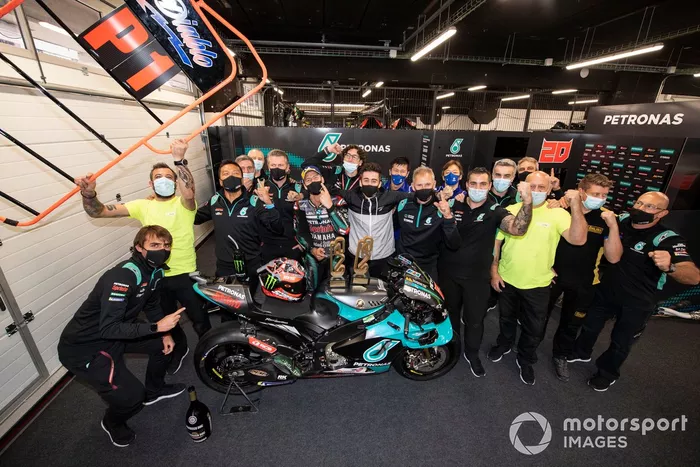 Ganador Fabio Quartararo, Petronas Yamaha SRT celebra con el Petronas Yamaha SIC team