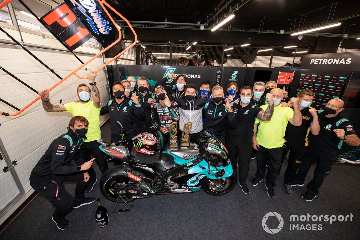 Ganador Fabio Quartararo, Petronas Yamaha SRT celebra con el Petronas Yamaha SIC team