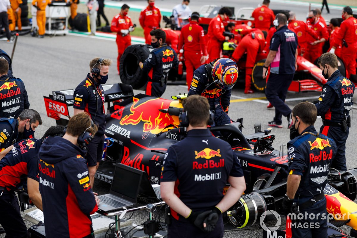 Alex Albon, Red Bull Racing, arrives on the grid