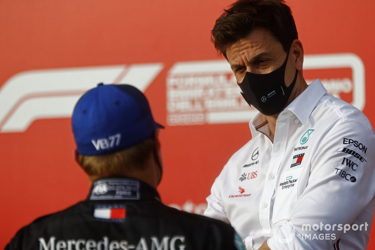Valtteri Bottas, Mercedes-AMG F1, secondo classificato, e Toto Wolff, Executive Director (Business), Mercedes AMG