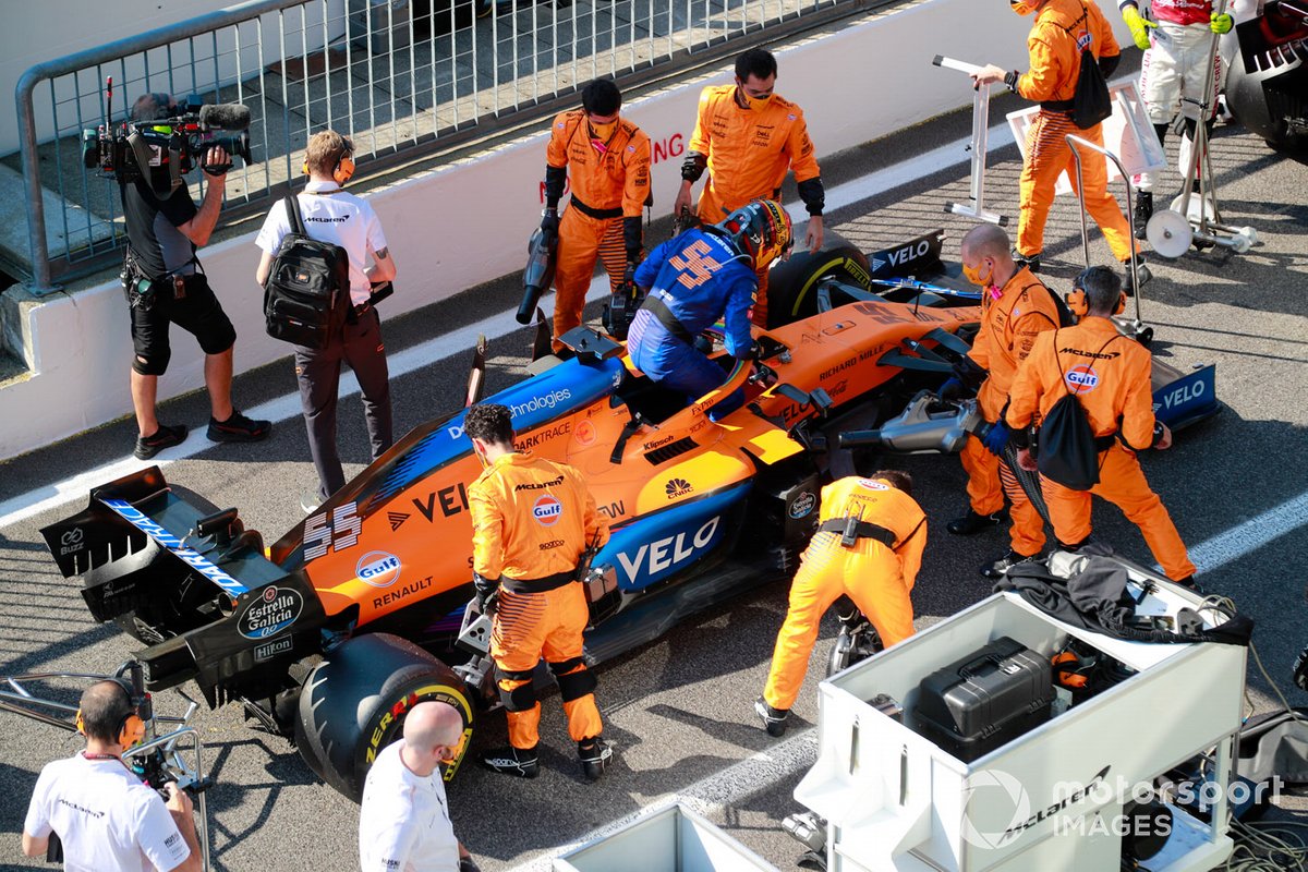 Carlos Sainz Jr., McLaren MCL35, en pits