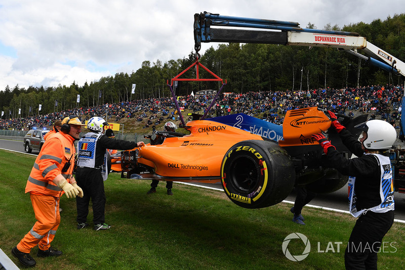 The crashed car of Stoffel Vandoorne, McLaren MCL33 is recovered in FP3