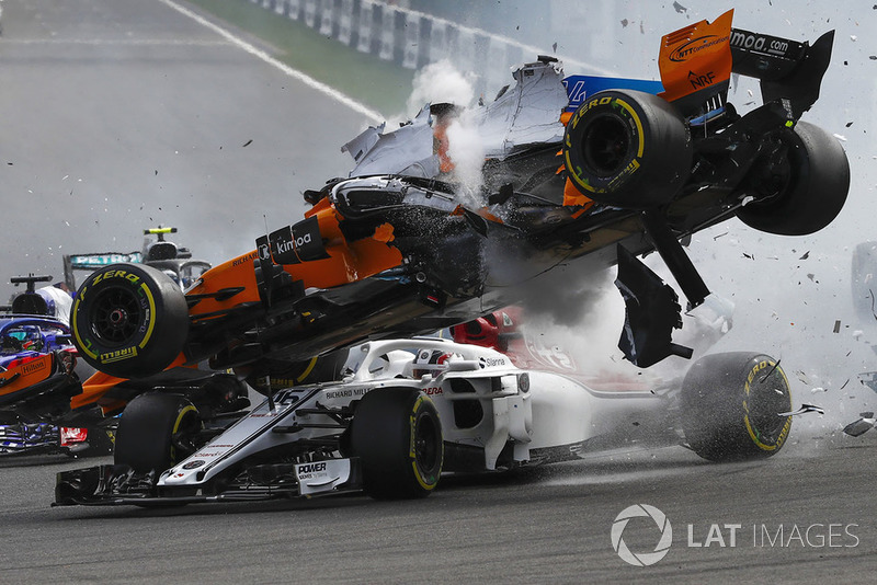 Charles Leclerc, Sauber C37, Fernando Alonso, McLaren MCL33