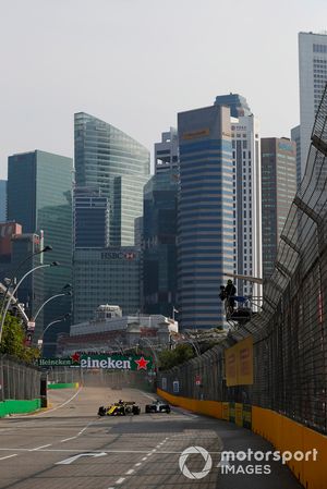 Nico Hulkenberg, Renault Sport F1 Team R.S. 18, leads Lewis Hamilton, Mercedes AMG F1 W09 EQ Power+