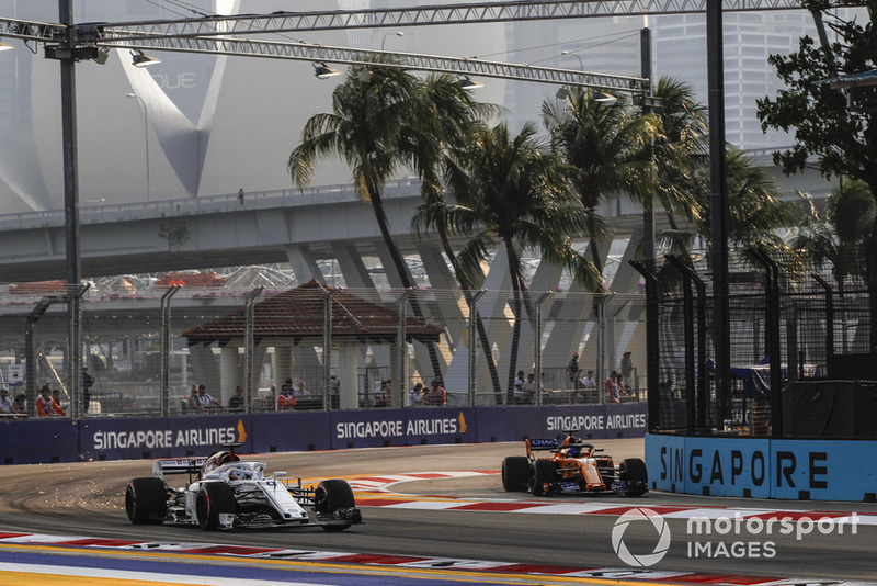 Marcus Ericsson, Sauber C37 y Fernando Alonso, McLaren MCL33