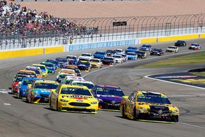 Erik Jones, Joe Gibbs Racing, Toyota Camry DeWalt e Joey Logano, Team Penske, Ford Fusion Shell Pennzoil green flag start