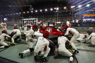 Charles Leclerc, Sauber C37, in the pits