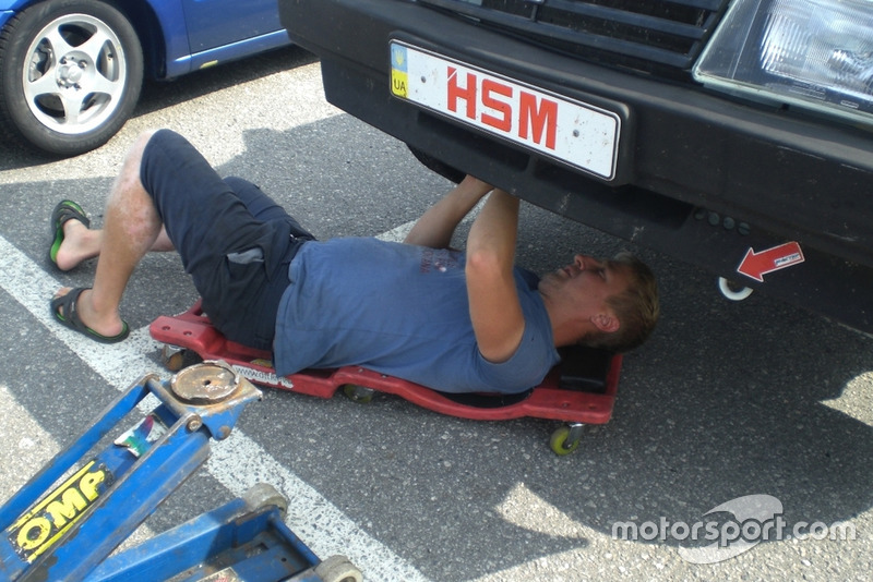 Механік команди Sport Car Service за роботою