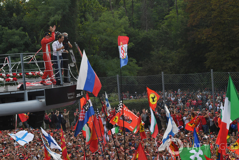 Le deuxième, Kimi Raikkonen, Ferrari sur le podium avec Felipe Massa