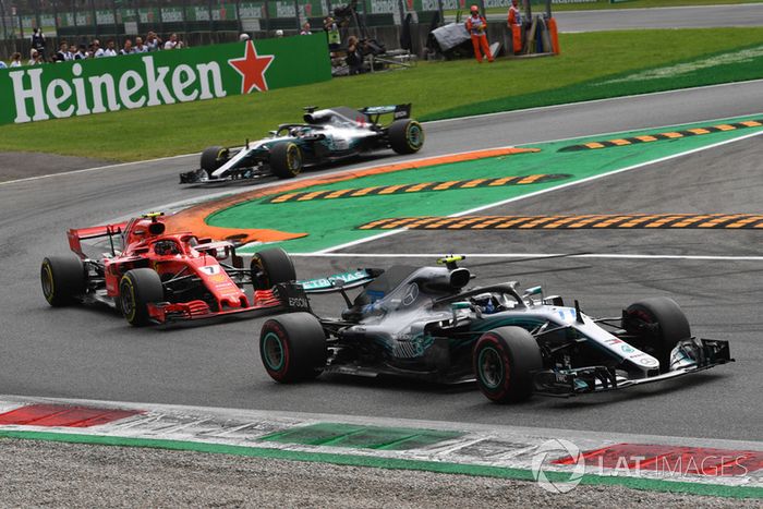 Valtteri Bottas, Mercedes AMG F1 W09, Kimi Raikkonen, Ferrari SF71H y Lewis Hamilton, Mercedes AMG F1 W09 