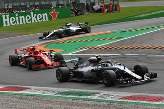 Valtteri Bottas, Mercedes AMG F1 W09 leads Kimi Raikkonen, Ferrari SF71H ve Lewis Hamilton, Mercedes AMG F1 W09