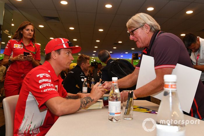Kimi Raikkonen, Ferrari en la sesión de autógrafos de los fanáticos