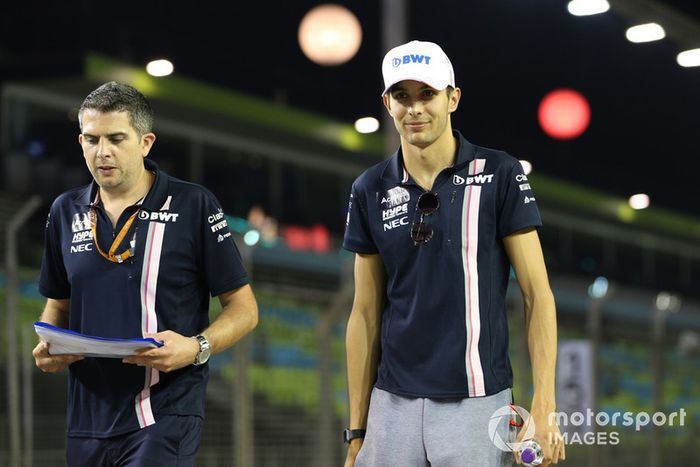 Esteban Ocon, Racing Point Force India F1 Team camina por el circuito