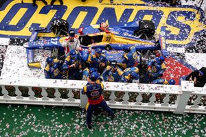 Podio: Alexander Rossi, Andretti Autosport Honda, champagne