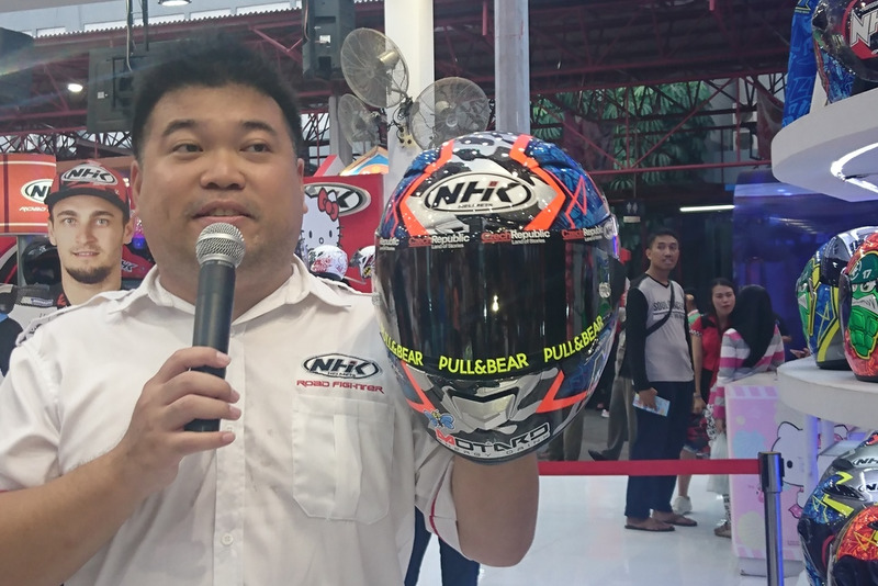 Johanes Cokrodiharjo, Direktur Pemasaran PT Danapersadaraya Motor Industry, mempresentasikan GP-RTECH yang digunakan Karel Abraham