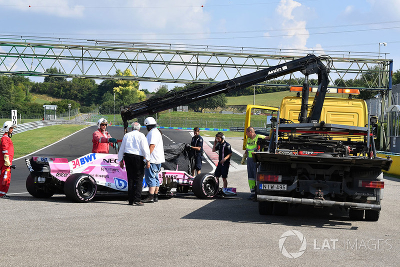 La voiture de Nikita Mazepin, Force India VJM11, est prise en charge par les commissaires