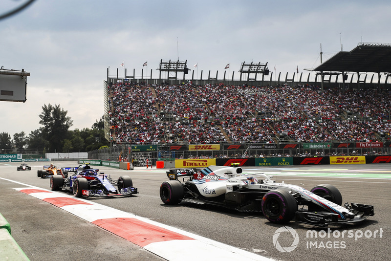 Sergey Sirotkin, Williams FW41, leads Pierre Gasly, Scuderia Toro Rosso STR13