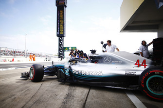 Lewis Hamilton, Mercedes AMG F1 W09, esce dalla pit lane