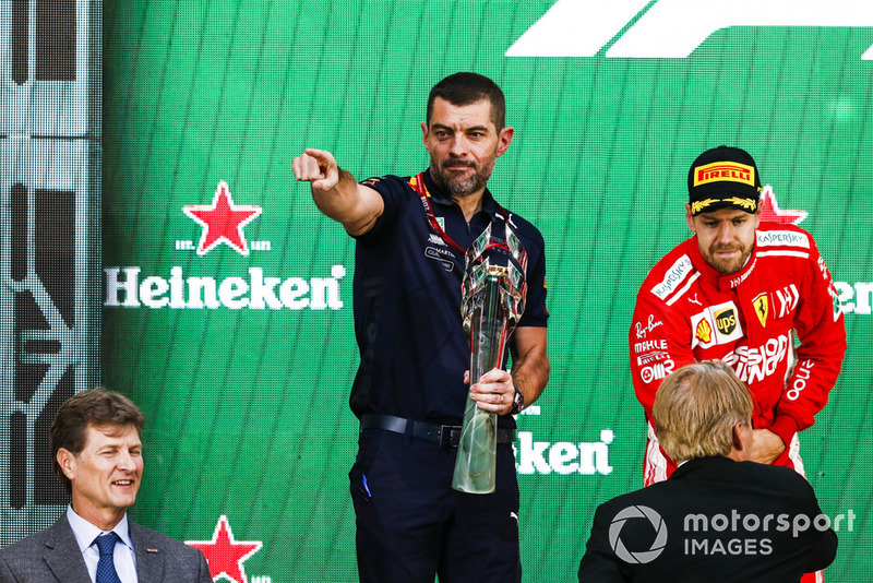 Guillaume Rocquelin, Head Race Engineering, Red Bull Racing, menerima trofi konstruktor