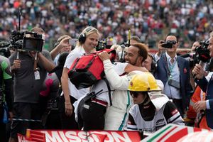 Lewis Hamilton, Mercedes AMG F1 en Angela Cullen, PA, fysio en trainer in parc ferme