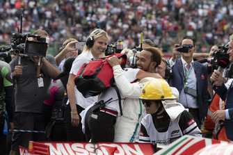 Lewis Hamilton, Mercedes AMG F1 en Angela Cullen, PA, fysio en trainer in parc ferme