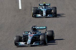 Lewis Hamilton, Mercedes AMG F1 W09, voor Valtteri Bottas, Mercedes AMG F1 W09 