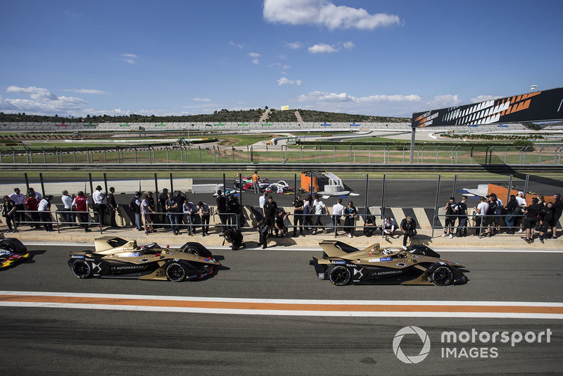 Andre Lotterer, DS TECHEETAH, DS E-Tense FE19 ve Jean-Eric Vergne, DS TECHEETAH, DS E-Tense FE19 leave the pit lane