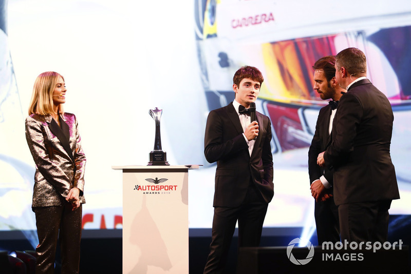 Il vincitore del "Rookie of the Year award", Charles Leclerc, sul palco