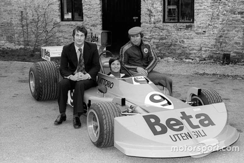 Lella Lombardi con Vittorio Brambilla y Robin Herd, diseñador de March, con el March 761