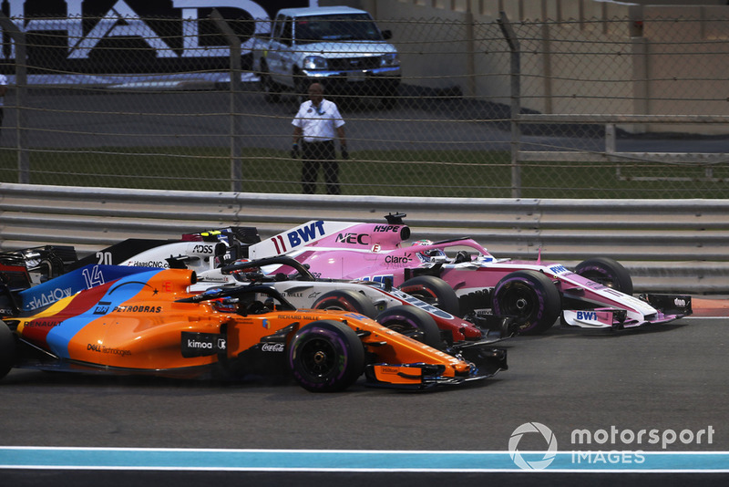 Sergio Perez, Racing Point Force India VJM11, Kevin Magnussen, Haas F1 Team VF-18, Fernando Alonso, McLaren MCL33