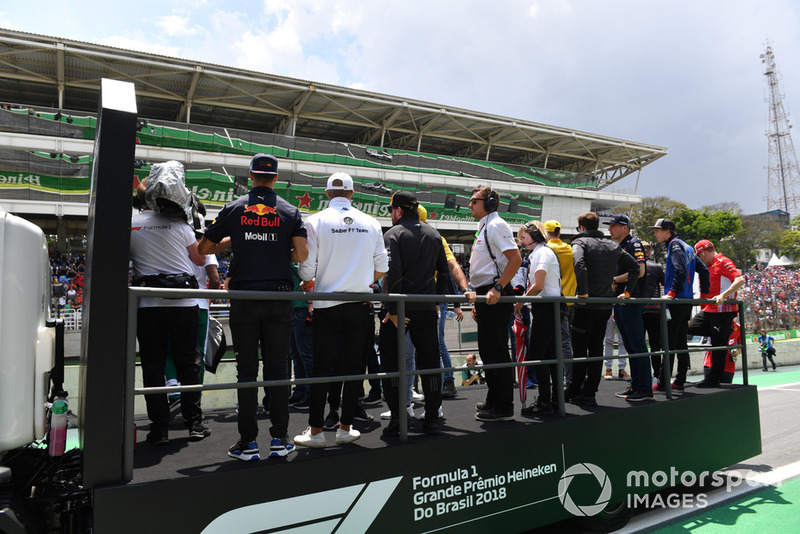 (L to R): Daniel Ricciardo, Red Bull Racing, Marcus Ericsson, Alfa Romeo Sauber F1 Team, Fernando Alonso, McLaren, Stoffel Vandoorne, McLaren, Max Verstappen, Red Bull Racing, Brendon Hartley, Scuderia Toro Rosso and Kimi Raikkonen, Ferrari on the drivers parade