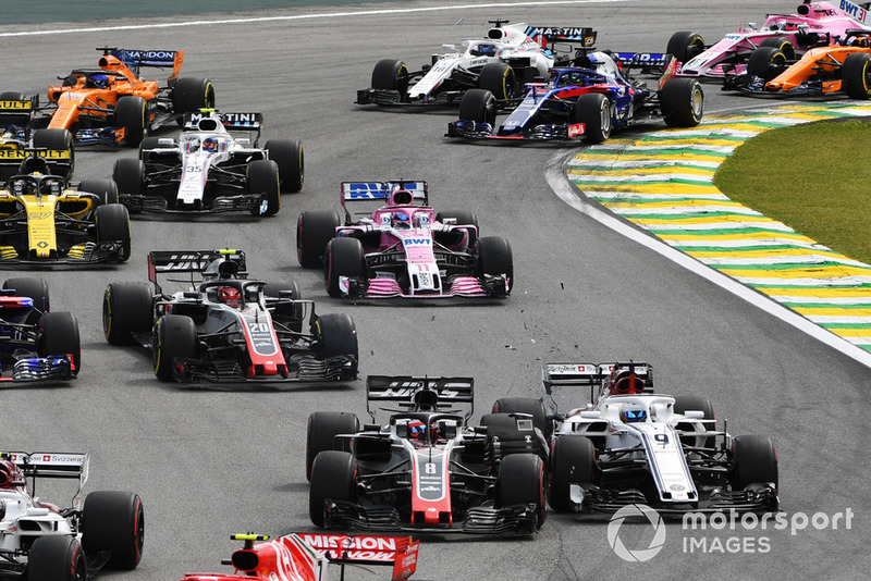 Marcus Ericsson, Sauber C37 and Romain Grosjean, Haas F1 Team VF-18 collide at the start of the race 